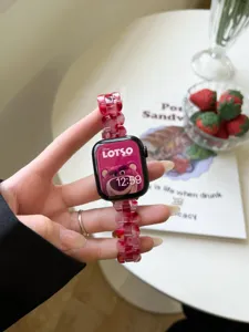 Nahaufnahme des roten Harz Blüten Uhrenarmbands für die Apple Smartwatch auf einem weißen Tisch.