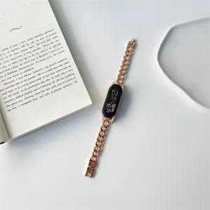Primo piano dettagliato di un cinturino di ricambio in metallo oro rosa per fitness tracker.