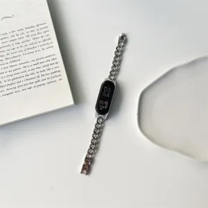 Primo piano del cinturino in metallo argentato per fitness tracker, design elegante.