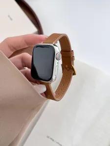 Cinturino per orologio in pelle morbida marrone sottile compatibile Apple Watch dettaglio.