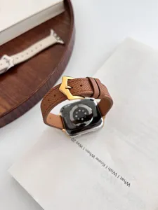 Cinturino per orologio in pelle testurizzata marrone con fibbia dorata compatibile con smartwatch.