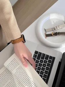 Cinturino per orologio in pelle a grana crociata compatibile con Apple Watch, marrone.