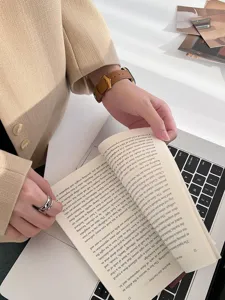 Dettaglio del cinturino in pelle marrone con trama incrociata per Apple Watch, morbido ed elegante.