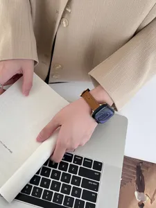 Cinturino in pelle marrone sottile trama crociata compatibile con orologio smart