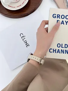 Primo piano del cinturino di ricambio in pelle Saffiano beige per Apple Watch al polso.