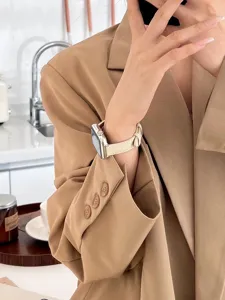 Cinturino per orologio sottile in pelle marrone con motivo a croce per Apple Watch.
