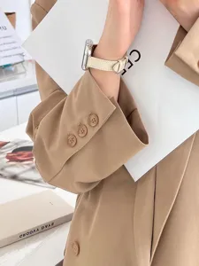 Primo piano dettagliato del cinturino in pelle marrone a grana incrociata per Apple Watch.