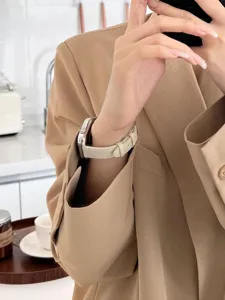 Cinturino per orologio in pelle a grana fine compatibile con Apple Watch, morbido beige.