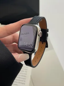 Cinturino in pelle sottile compatibile con Apple Watch, elegante design con trama incrociata.
