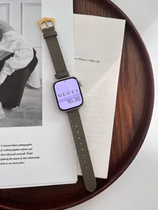 Vista dettagliata del cinturino in pelle con motivo a croce per Apple Watch, elegante.