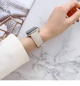Dettaglio cinturino orologio in pelle beige elegante, compatibile con smartwatch autunno.