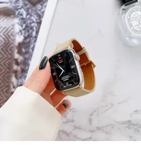 Vista dettagliata di un elegante cinturino per orologio in pelle beige con cassa argentata.