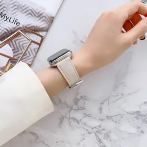 Cinturino per orologio in camoscio beige compatibile Apple Watch 41mm, stile retro vista lifestyle.