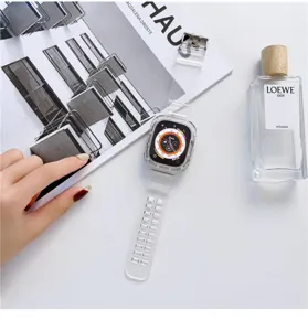 Detail van transparante siliconen beschermhoes en horlogeband voor Apple Watch Ultra 8 SE.