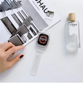 Gedetailleerd overzicht van doorzichtige siliconen sport horlogeband voor Apple Watch.