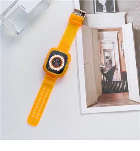 Detailopname van de doorzichtige oranje siliconen horlogeband, met flexibel materiaal en gesp.