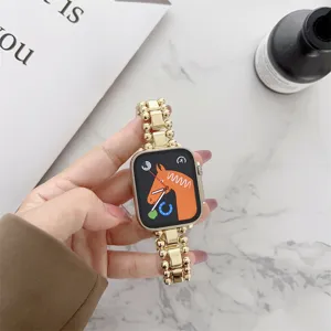Cinturino per smartwatch in metallo dorato con perline, accessorio di design elegante chic.