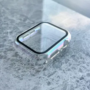 Close-up detail van een kleurrijke gegalvaniseerde PC smartwatch beschermhoes met ingebouwd glas.