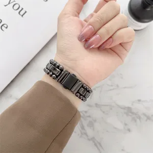 Cinturino di ricambio in metallo con perline per Apple Watch, accessorio elegante smartwatch.