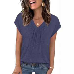 Vista detallada de la tela superior camisa manga corta cuello V liso mujer casual.