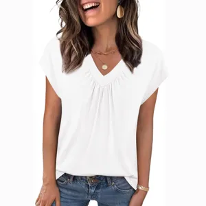 Vista de detalle de top blanco de manga corta con cuello en V, bonita blusa casual.