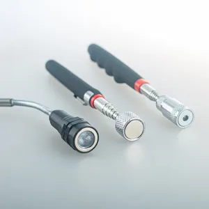 Vue détaillée d'outil de ramassage magnétique télescopique et de lampe pour réparation auto.
