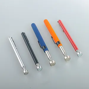 Outil de ramassage magnétique télescopique vue détaillée avec tiges métalliques colorées.