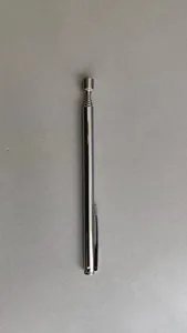 Outil de ramassage magnétique télescopique avec tige de rallonge pour réparation auto.