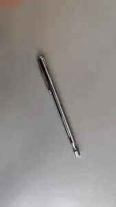 Détail de l'outil de ramassage magnétique télescopique montrant la tige métallique chromée.