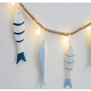 Mooie LED-lichtketting met houten vissen in maritieme stijl voor kamerdecoratie.