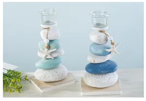 Bougeoir en pierre empilée de style méditerranéen avec tasse en verre et détail de décor.