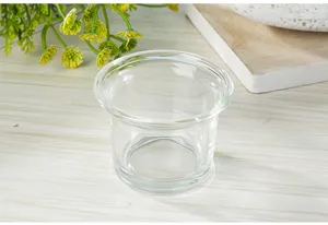 Porte-bougie en verre transparent vue de detail, design minimaliste pour decoration de table.