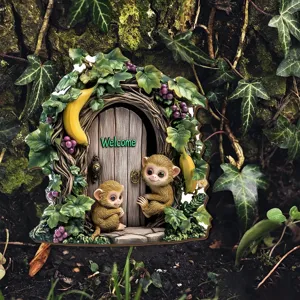 Détail de porte d'arbre de jardin de fées avec de mignons singes et des fruits.