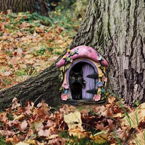 Vue détaillée de porte d'arbre de jardin de fées en résine avec sculpture de chat noir.