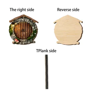 Vue de détail de la mini porte en bois féerique, avec le recto et le verso pour le jardin.