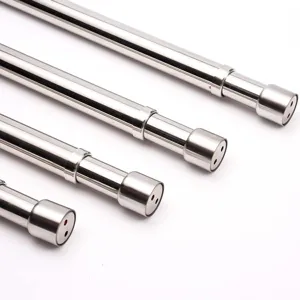 Barre de penderie telescopique en acier inoxydable reglable pour armoire dressing.