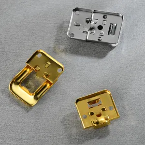 Conjunto de cierre de pestillo de metal para cajas de regalo en acabados cromo y oro.