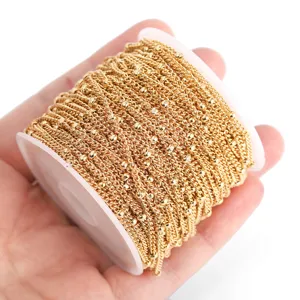 Bobine de chaine a perles en acier inoxydable dore, vue en gros plan pour accessoires de bijoux.
