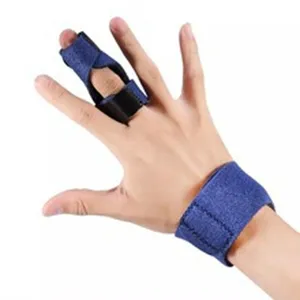Detailansicht der ergonomischen blauen Fingerschiene und Handgelenkstütze für Gelenke.