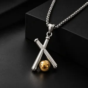 Vue détaillée du collier pendentif avec batte de baseball et balle dorée en acier.