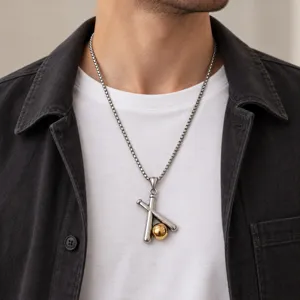 Collier pendentif batte de baseball en acier inoxydable, bijou homme bicolore sport style casual.