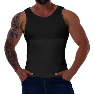 Vista detalle camiseta tirantes compresión negra hombre, chaleco fitness elástico moldeador.