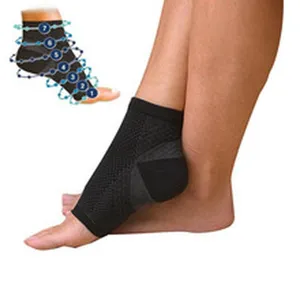 Detailansicht der schwarzen Kompressions-Knöchelbandage mit gezielten Stützzonen.