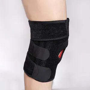 Nahaufnahme Detailansicht der schwarzen Sport Kniebandage mit verstellbaren Klettverschlüssen.