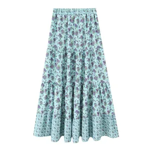 Nahaufnahme des hellblauen geblümten Stufenrocks mit Vintage-Print und Stoffdetails.