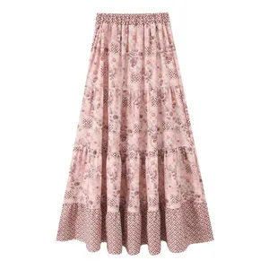 Vintage Blumenmuster Stufen Maxirock, rosa boho langer Rock mit hohem Bund Detailansicht.