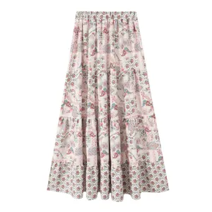 Detailansicht des vintage Blumenmuster Stufenmaxirocks, eleganter Boho Stil Saum.