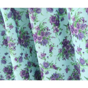 Detailaufnahme von Vintage-Blumendruckstoff, elegantes hellblau-lila Rockmaterial.