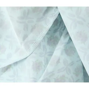 Hellblauer Blumendruck Maxirock Stoffdetail, eleganter Vintage-Stil europäische Mode.