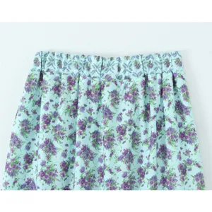 Detailansicht des hellblauen Blumen-Midirocks mit violettem Print und elastischem Bund.